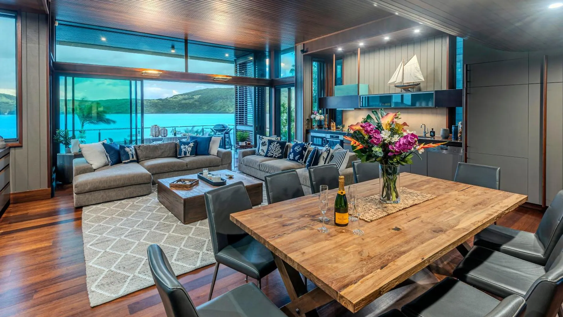 Yacht Club Villa Hamilton Island 0*,